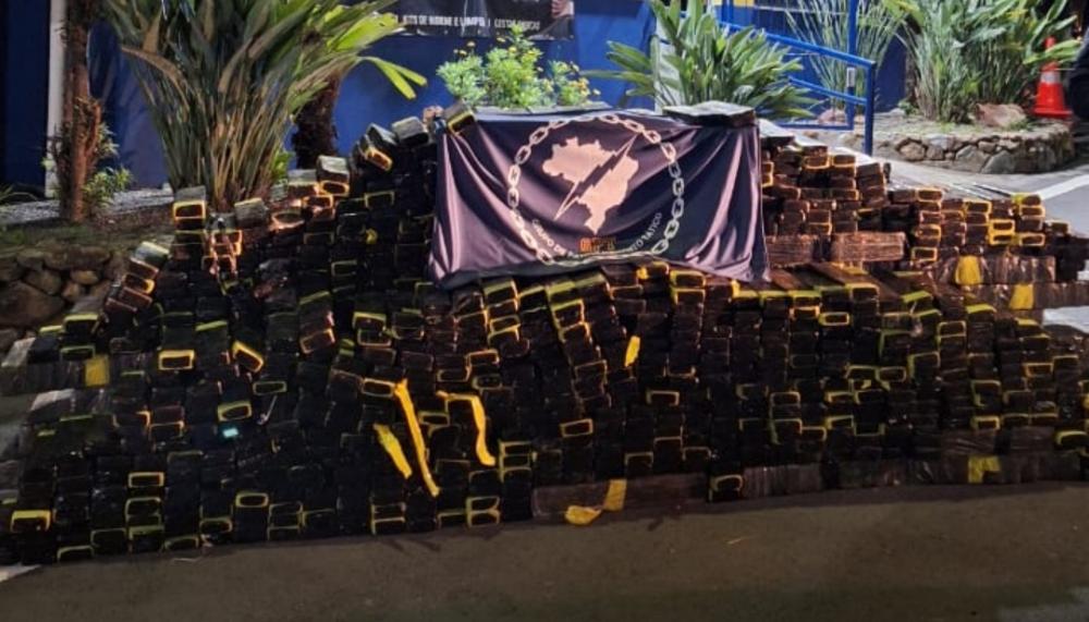 PRF apreende mais de R$ 2 milhões em drogas na BR-470