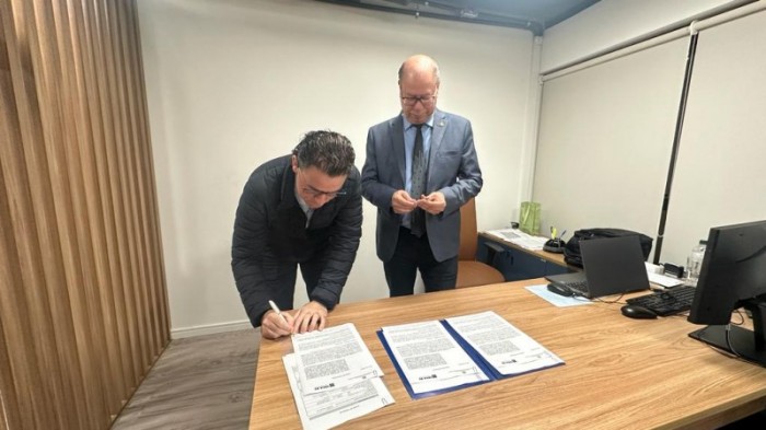 Secretário Peruchin (E) assinou documento que formaliza atuação voluntária que já vem acontecendo em cidades atingidas -Foto: Árima Stock/Ascom Sehab