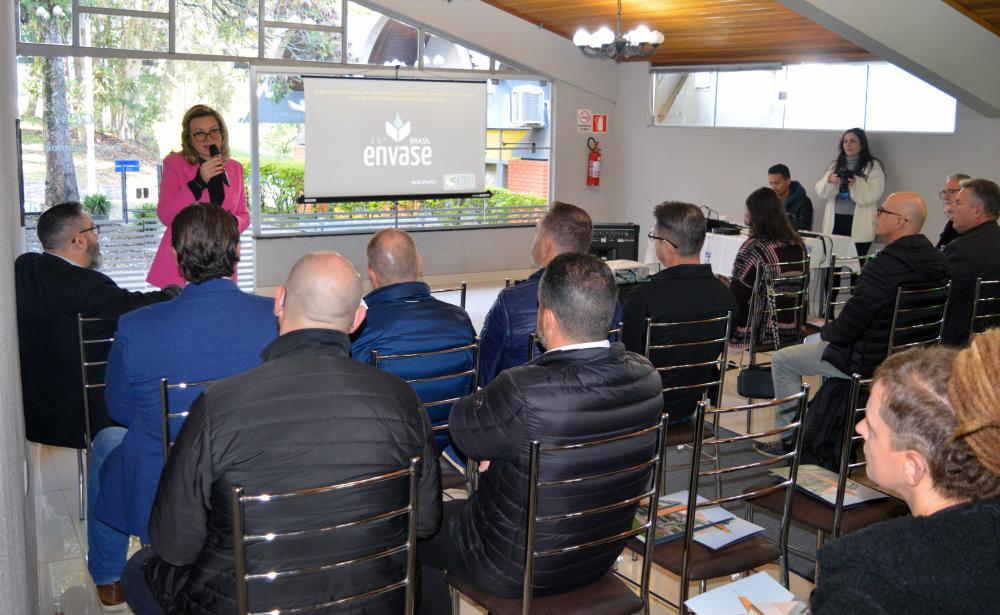 Presidente Marijane Paese apresentou as novidades da Envase Brasil durante encontro na CIC Caxias - Foto: Tiago Garziera/Exata Comunicação/Divulgação
