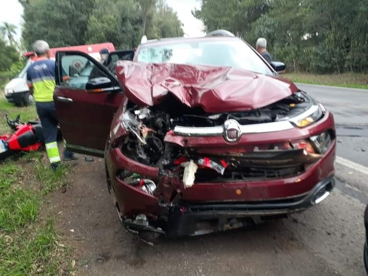 Colisão entre motocicleta e caminhonete na ERS 122 deixa um ferido