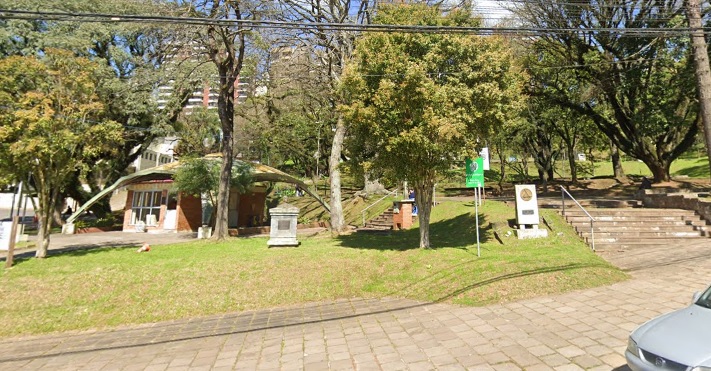 O evento ocorre na Praça Centenário e é aberto ao público. 