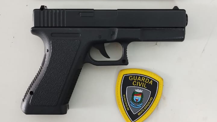 Jovem é apreendido com réplica de arma de fogo em Bento Gonçalves