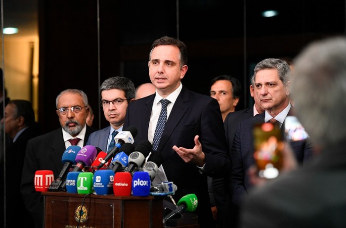 Após reunião com centrais sindicais, o presidente do Senado, Rodrigo Pacheco, falou à imprensa sobre proposta recebida de contribuição para sindicatos - Foto: Marcos Oliveira/Agência Senado