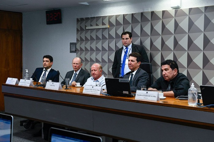 O empresário Argino Bedin ouve questionamentos de parlamentares entre seus advogados e o Presidente da CPMI do 8 de Janeiro, deputado Arthur Maia (União-BA), e o senador Magno Malta (PL-ES) - Foto: Roque de Sá/Agência Senado