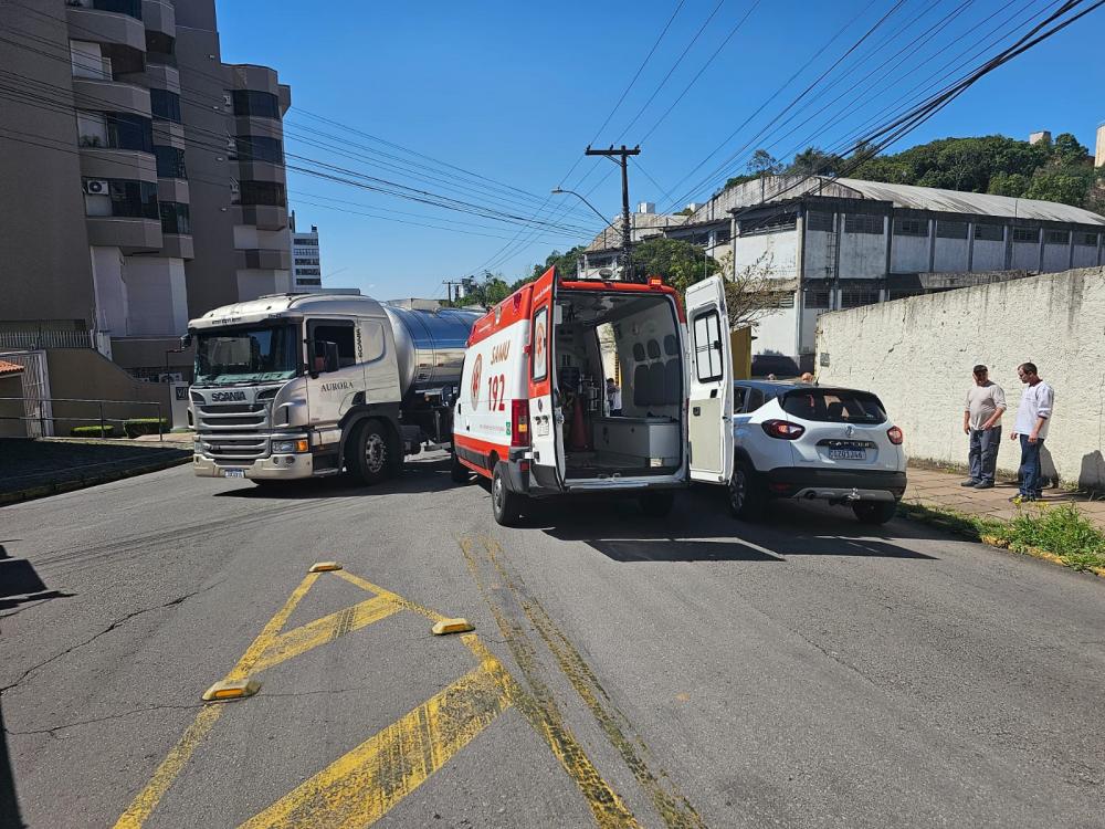 Colisão entre caminhão e motocicleta deixa um ferido em Bento Gonçalves