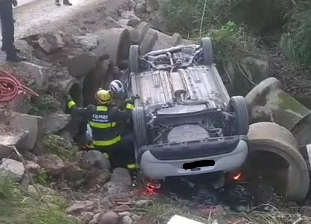 Jovem fica ferido após capotar veículo em Bento Gonçalves