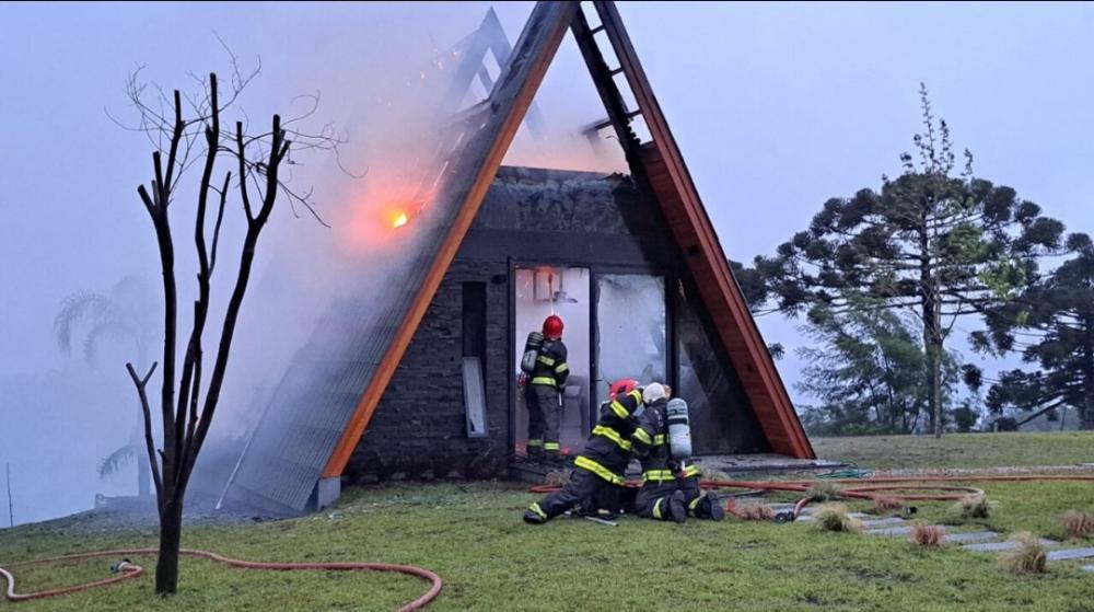 Incêndio destrói Cabana no interior de Carlos Barbosa