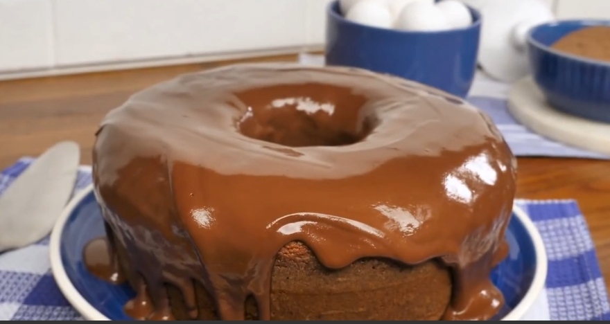 Dica de domingo: Bolo de chocolate com cobertura
