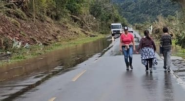 RS tem 12 trechos de rodovias estaduais com bloqueios totais ou parciais