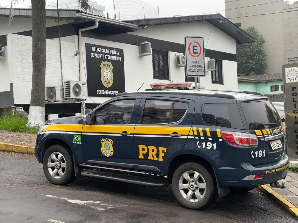 Agentes da PRF prendem homem após furto em loja de Bento Gonçalves