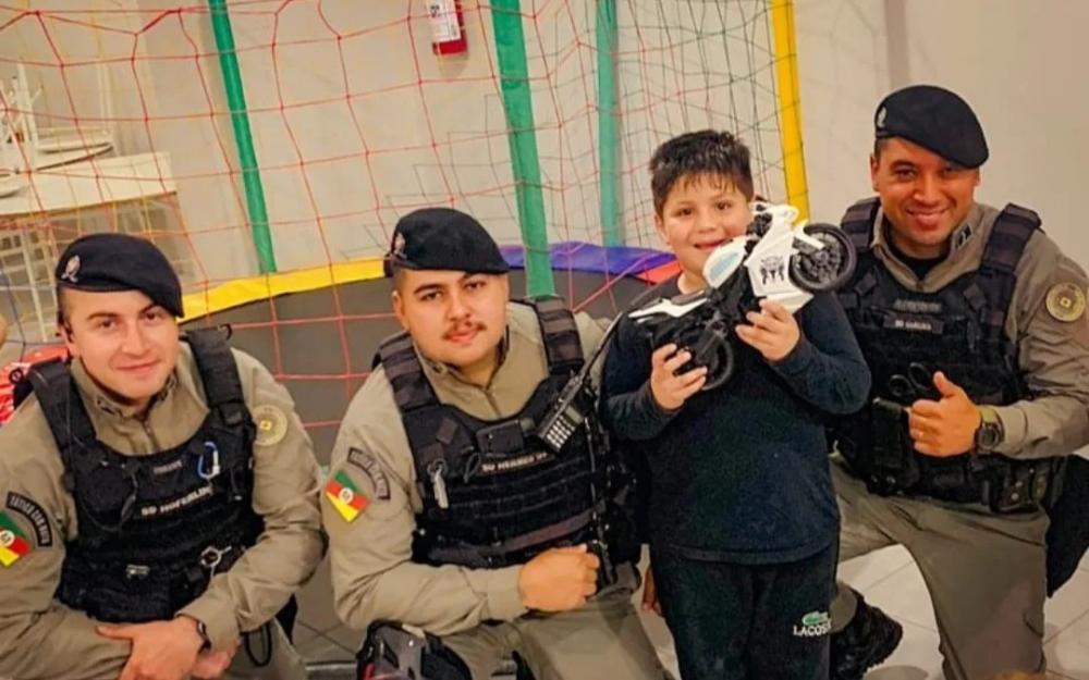 Aniversariante ganha visita de policiais militares em Bento Gonçalves