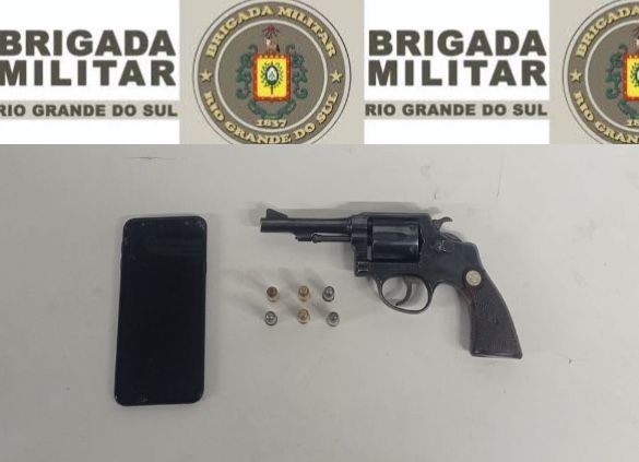 Dupla é presa por porte ilegal de arma de fogo no bairro Fenachamp, em Garibaldi