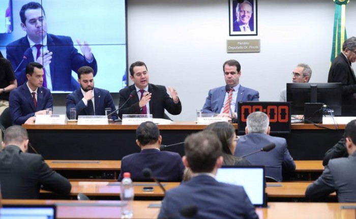 CPI aprovou relatório apresentado pelo deputado Ricardo Silva [ao microfone] - (Foto: Bruno Spada/Câmara dos Deputados)
