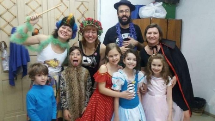 A artista Adriana Banana faz parte da programação da Biblioteca Lucília Minssen, com seu espetáculo Viagem no Tempo -Foto: Hossano Hoffmann