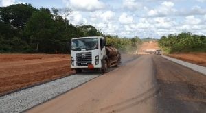 Obras de pavimentação na BR-156, no município de Calçoene - (Foto: Dnit)