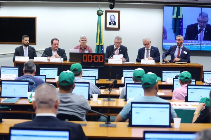 Assunto foi debatido pela Comissão de Indústria, Comércio e Serviços - (Foto: Vinicius Loures / Câmara dos Deputados)