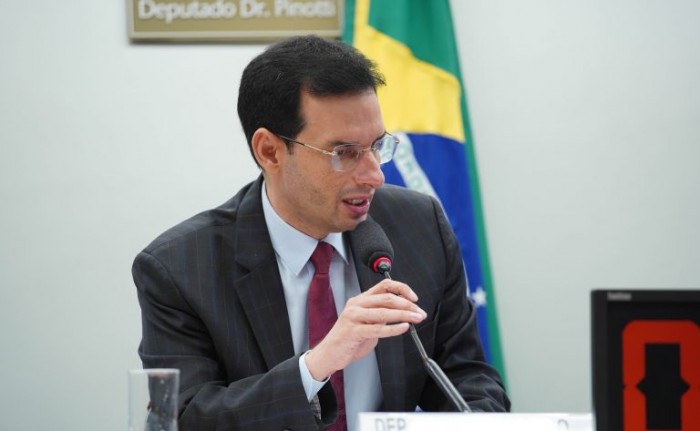 Leo Prates relatou a proposta na comissão - (Foto: Will Shutter / Câmara dos Deputados)