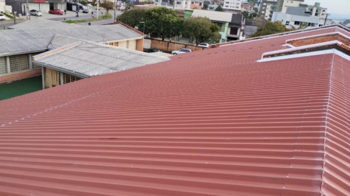 Reforma na Dr. Assis Antônio Mariani, em Caxias do Sul, incluiu instalação de telhas termoacústicas -Foto: Joel Vargas da Silva/Ascom SOP