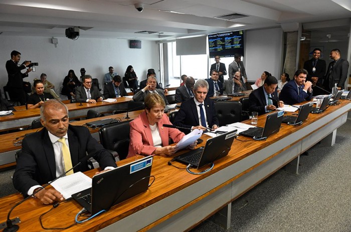 Wilder Morais (último à dir), relator: o uso das margens de rodovias para o plantio de árvores é meno seguro ao sistema viário do que a utilização para a agricultura - Foto: Jefferson Rudy/Agência Senado