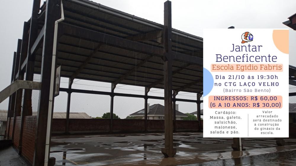 Nos dias de chuva, os alunos não conseguem usar a quadra de esportes, por isso a necessidade da construção do ginásio. Crédito: Divulgação