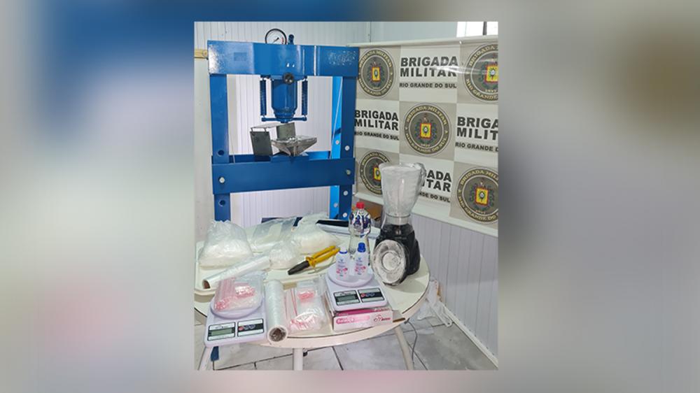 No interior do porão, foram encontrados diversos itens relacionados ao tráfico de drogas, incluindo uma mesa contendo várias porções da substância ilícita e ingredientes para a sua manipulação. Crédito: Divulgação/3º BPAT