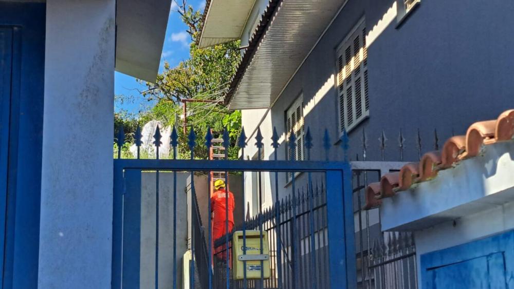 Homem com paraquedas pousa em telhado de residência em Carlos Barbosa
