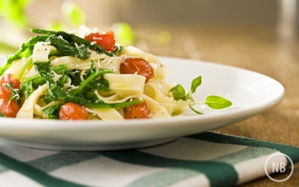 Talharim com rúcula e tomate