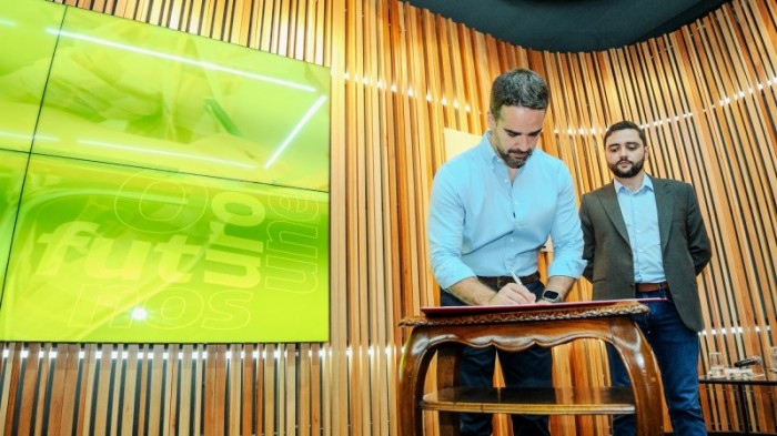 Eduardo Leite e Gabriel Souza destacaram importância de se manter estudantes na escola e de oferecer perspectivas profissionais -Foto: Maurício Tonetto/Secom