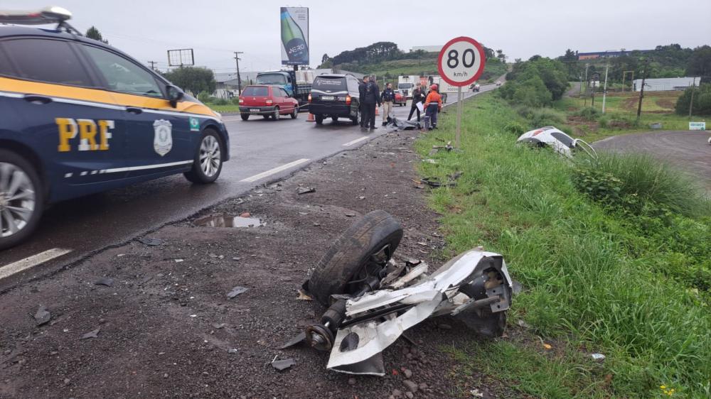 Homem morre em acidente entre carro e caminhão na BR 470