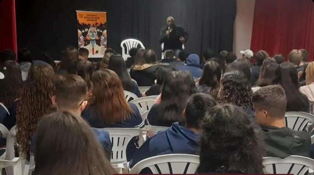 A palestra com o autor Ronald Augusto ocorreu no dia 06 de outubro no Instituto Cecília Meireles. Crédito: Divulgação