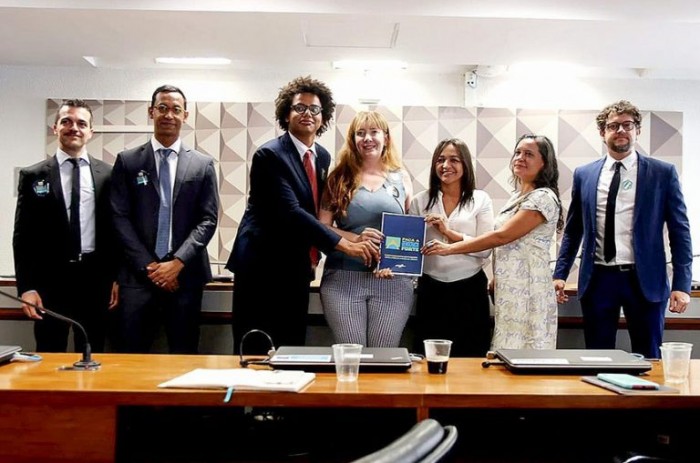 Relatora da CPMI (de blusa branca) recebe documento do movimento Pacto pela Democracia - (Foto: Agência Senado)