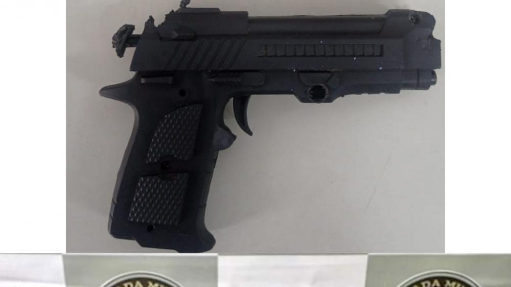 Homem é preso por tentativa de roubo a pedestre com arma falsa em Bento