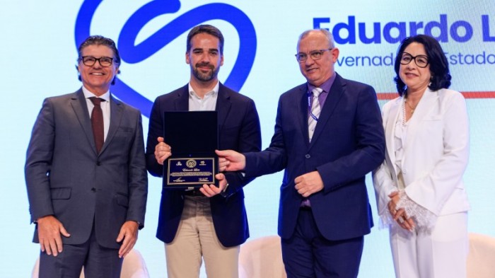 Leite foi homenageado pelos investimentos na Saúde do RS e pela regularização dos repasses aos hospitais -Foto: Gustavo Mansur/Secom