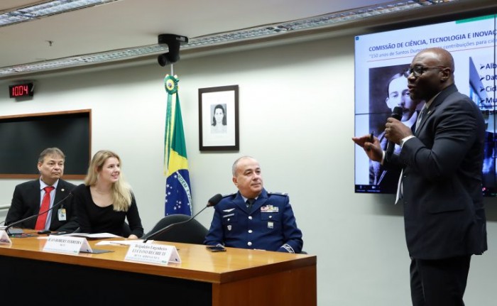 Jean Robert Batana (D) destacou as principais invenções de Santos Dumont - (Foto: Mario Agra/Câmara dos Deputados)