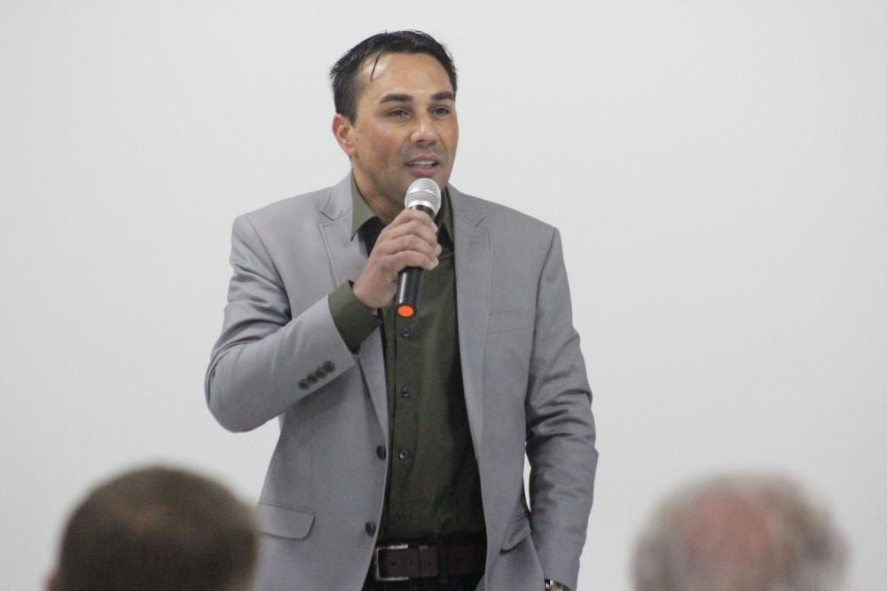 Pedro Santana pediu auxílio usando uma bíblia e lendo versículos - Foto: Kevin Sganzerla/NB Notícias