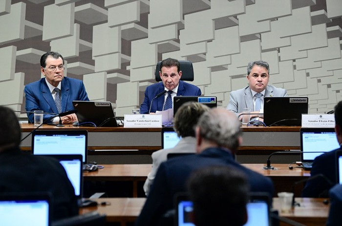 O relator da reforma, Eduardo Braga, com Vanderlan Cardoso e Efraim Filho na reunião desta quinta - Foto: Pedro França/Agência Senado