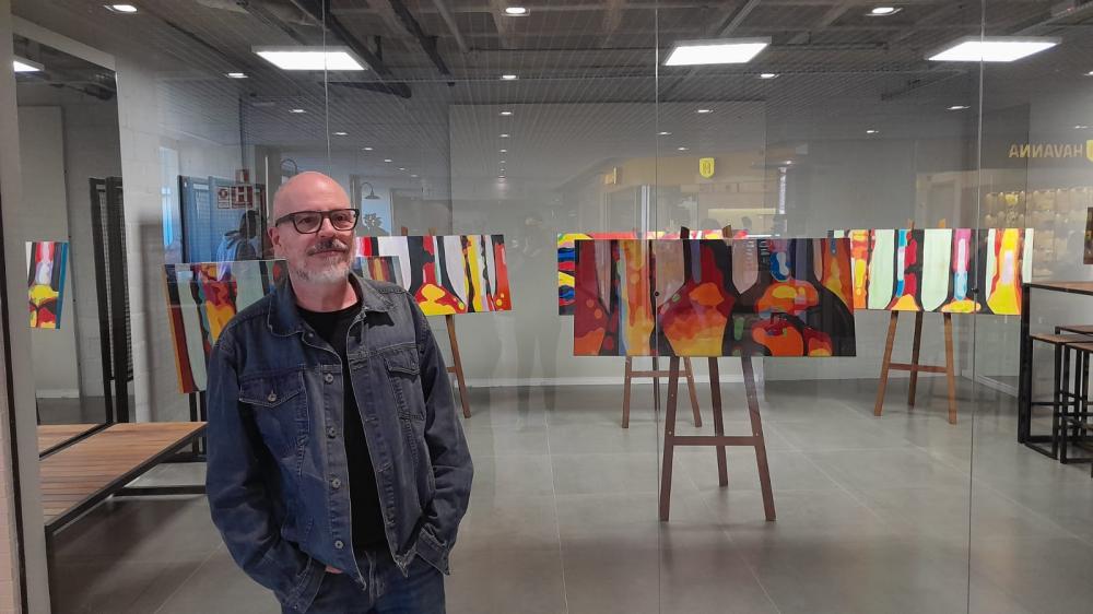 Exposição de arte faz homenagem ao mundo do vinho em Bento