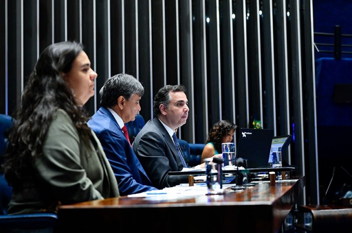 Rodrigo Pacheco, presidente do Senado, requisitou a sessão temática, fala ao lado do ministro do Desenvolvimento e Assistência Social, Família e Combate à Fome, Wellington Dias - Foto: Geraldo Magela