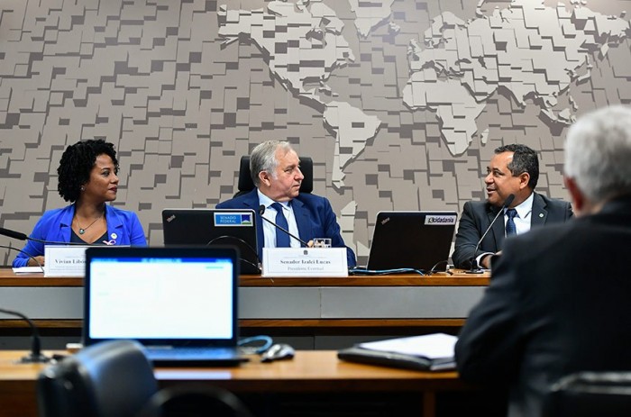 Izalci Lucas (ao centro) conduziu a audiência com Vivian Libório de Almeida, do MDA, e Cleber Soares, do Mapa - Foto: Geraldo Magela/Agência Senado