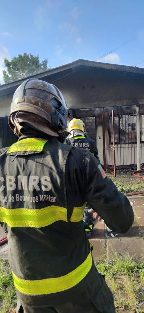 Incêndio destrói casa de dois andares em Bento Gonçalves