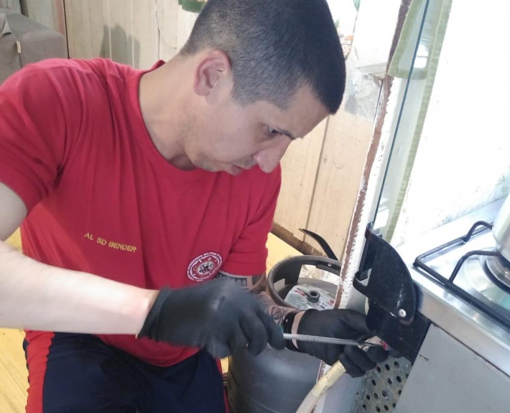 Bombeiros realizam a troca de 50 kits de gás no bairro Eucaliptos