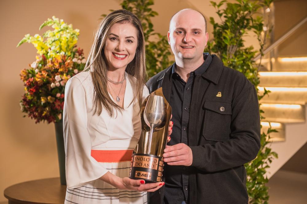 Vanessa Stefani recebe o título de Enóloga do Ano do presidente da ABE, Ricardo Morari