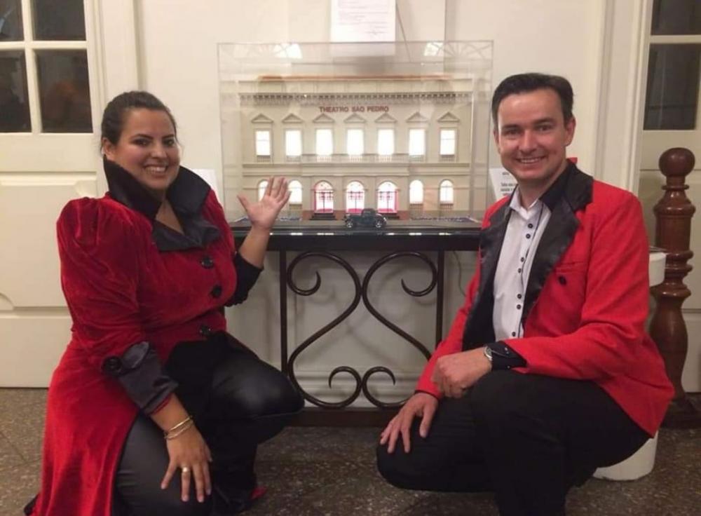 Elisandra e Ademar se conheceram em 2009 e desde então vivem imersos no mundo da mágica. Crédito: Divulgação