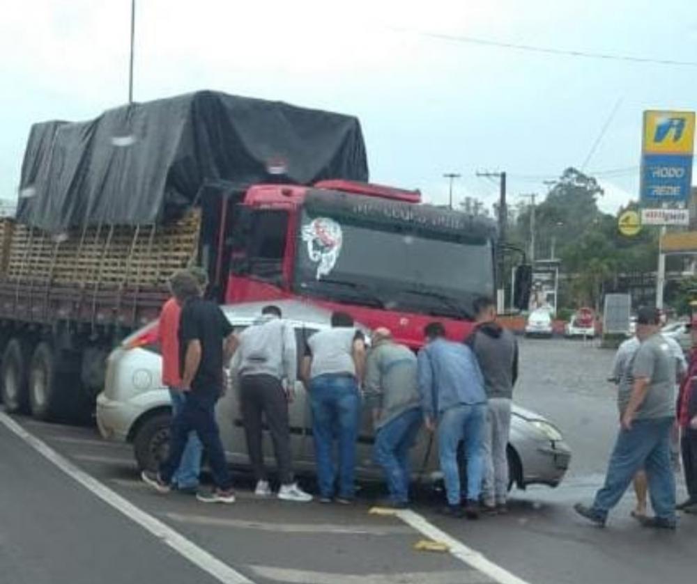 Acidente entre carro e caminhão deixa um ferido em Garibaldi