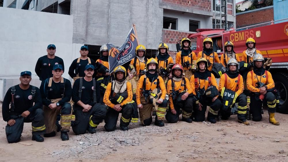 Corpo de Bombeiros Militar forma 40 alunos em curso de operação em incêndio em Bento