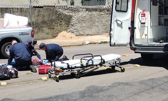 Acidente entre carro e motocicleta deixa mulher ferida em Bento Gonçalves