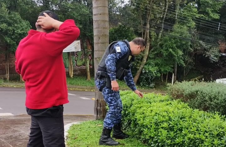 Índio (de moletom vermelho) já foi preso 6 vezes este ano, sendo três delas nos últimos 20 dias - Foto: Divulgação