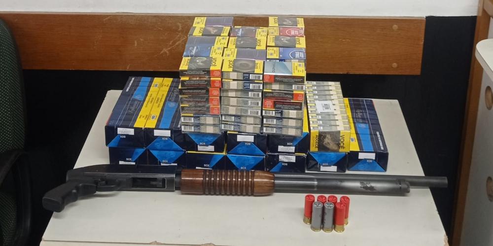 Homem é preso por posse ilegal de arma de fogo e receptação no bairro Barracão