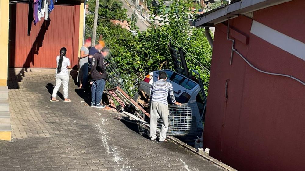 Veículo invade terreno de residência em Bento Gonçalves