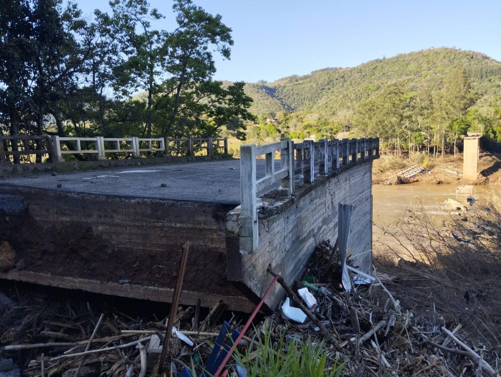 Balsa para travessia na ponte de Santa Bárbara deve começar só em 2024